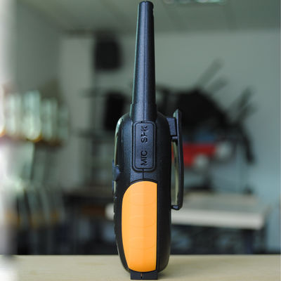 Χεριζόμενο Walkie Talkie Dual Band VHF UHF Φορητό ψηφιακό ραδιόφωνο με πλήρη μπαταρία