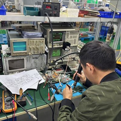 Προσαρμοσμένο φορητό TK2000 TK3000 διπλή ζώνη VHF UHF Walkie-Talkie για ομαδική επικοινωνία